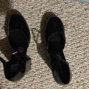 Women’s patent leather shoes necer worn